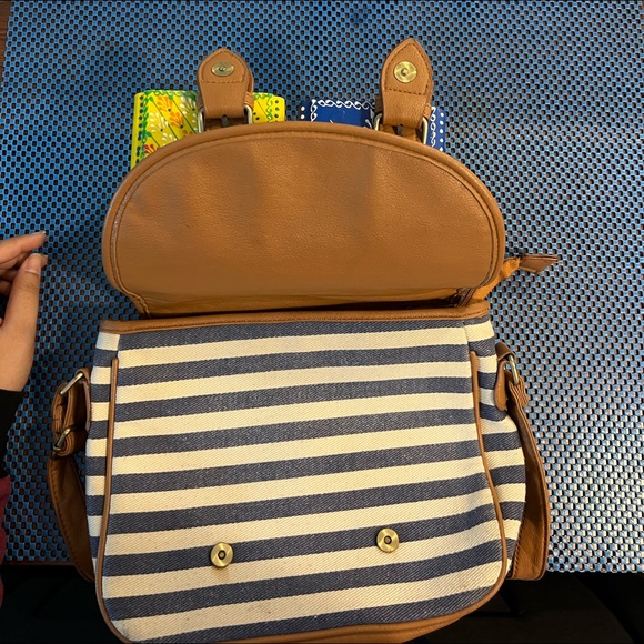 Ginger sling bag. - Picture 3 of 4